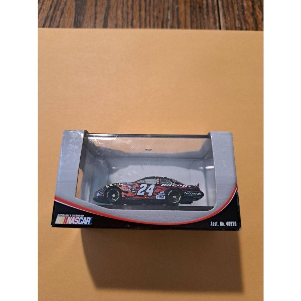2006 Jeff Gordon DuPont Hot Hues NASCAR Die-Cast 1:87 Winner’s Circle Race Car